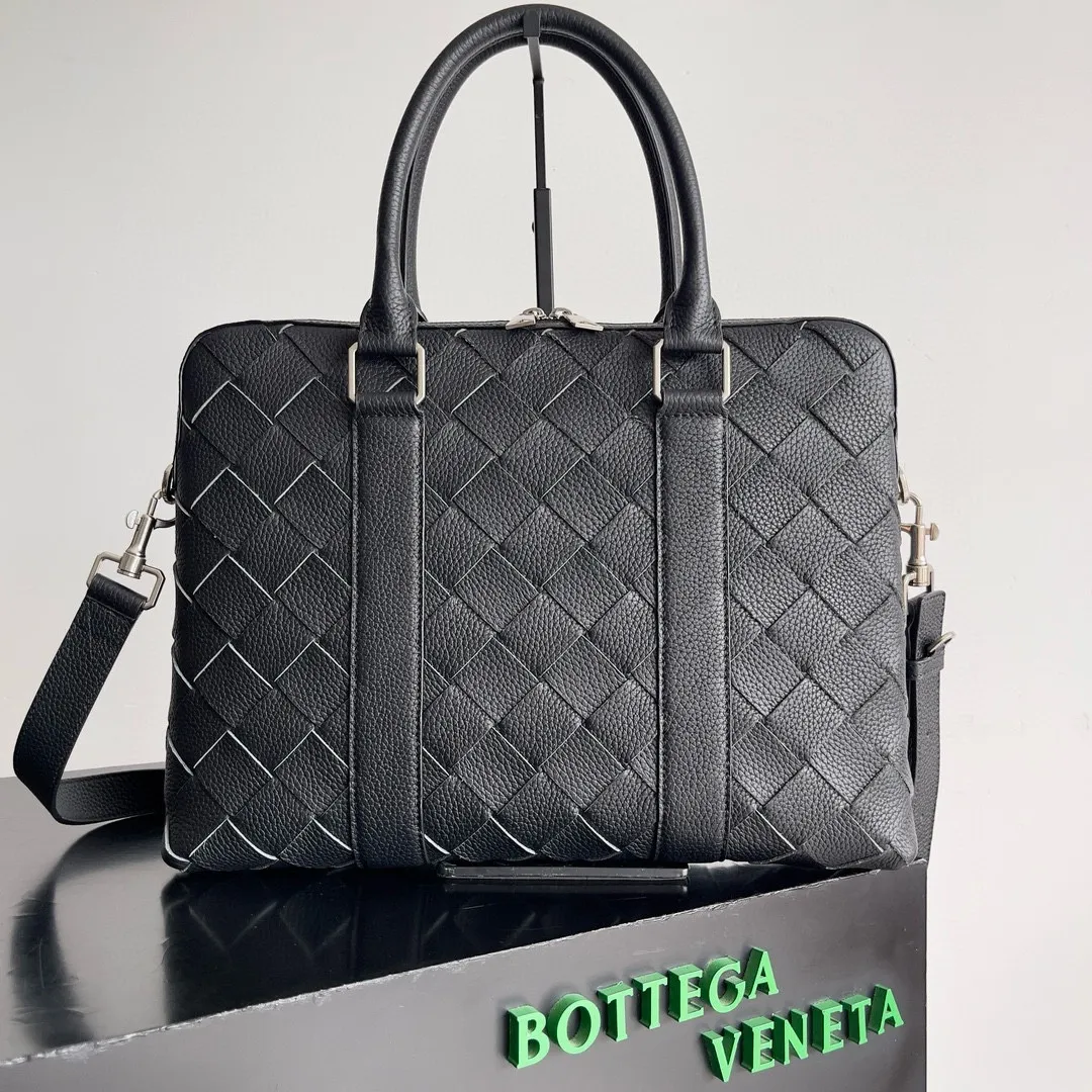 Batch 2520 ready to go BV new men's briefcase💼Different sizes and different styles of briefcases are suitable for any man. They can be matched with casual or formal wear🉑️A must-have choice for the workplace💼 ⚠️Original leather, original leather, using exquisite craftsmanship to weave different sizes on the leather🪡🪡 It presents a full sense of high-end, simple and unique design, it will definitely make you grand and fashionable in the workplace Style number: 799765 (690702) Size: 36*29*7.5cm